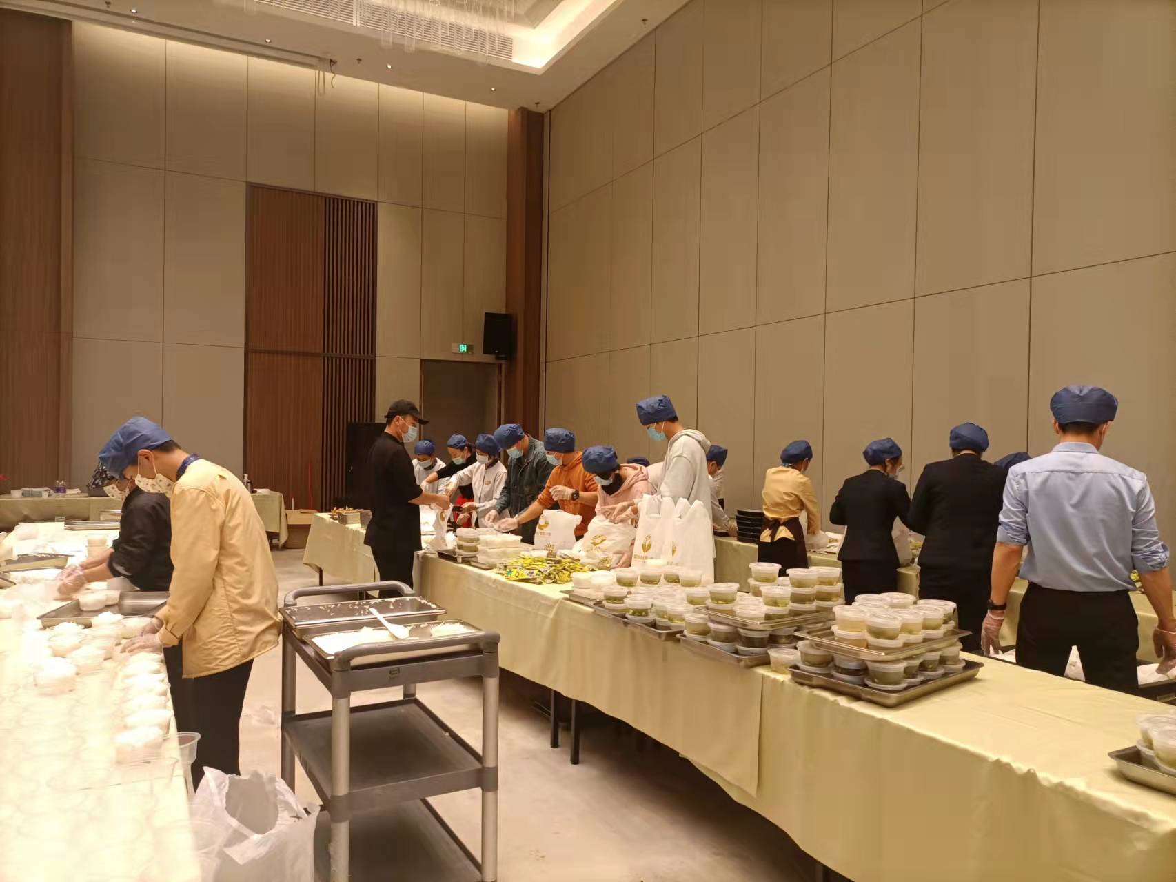 橫琴星樂度·露營小鎮(zhèn)餐飲團(tuán)隊為合作區(qū)多家定點隔離酒店提供餐飲服務(wù).jpg